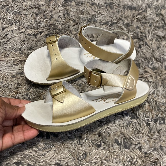 Hoyway Sun San Sufer metallic gold sandals, size 13 - Picture 3 of 8